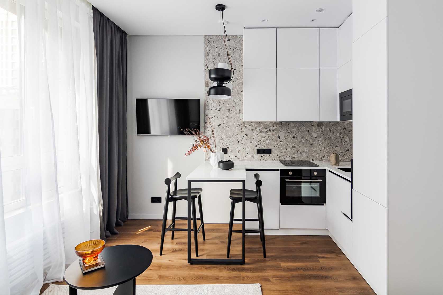 Funkcionális, világos kislakás eltolható üvegfallal