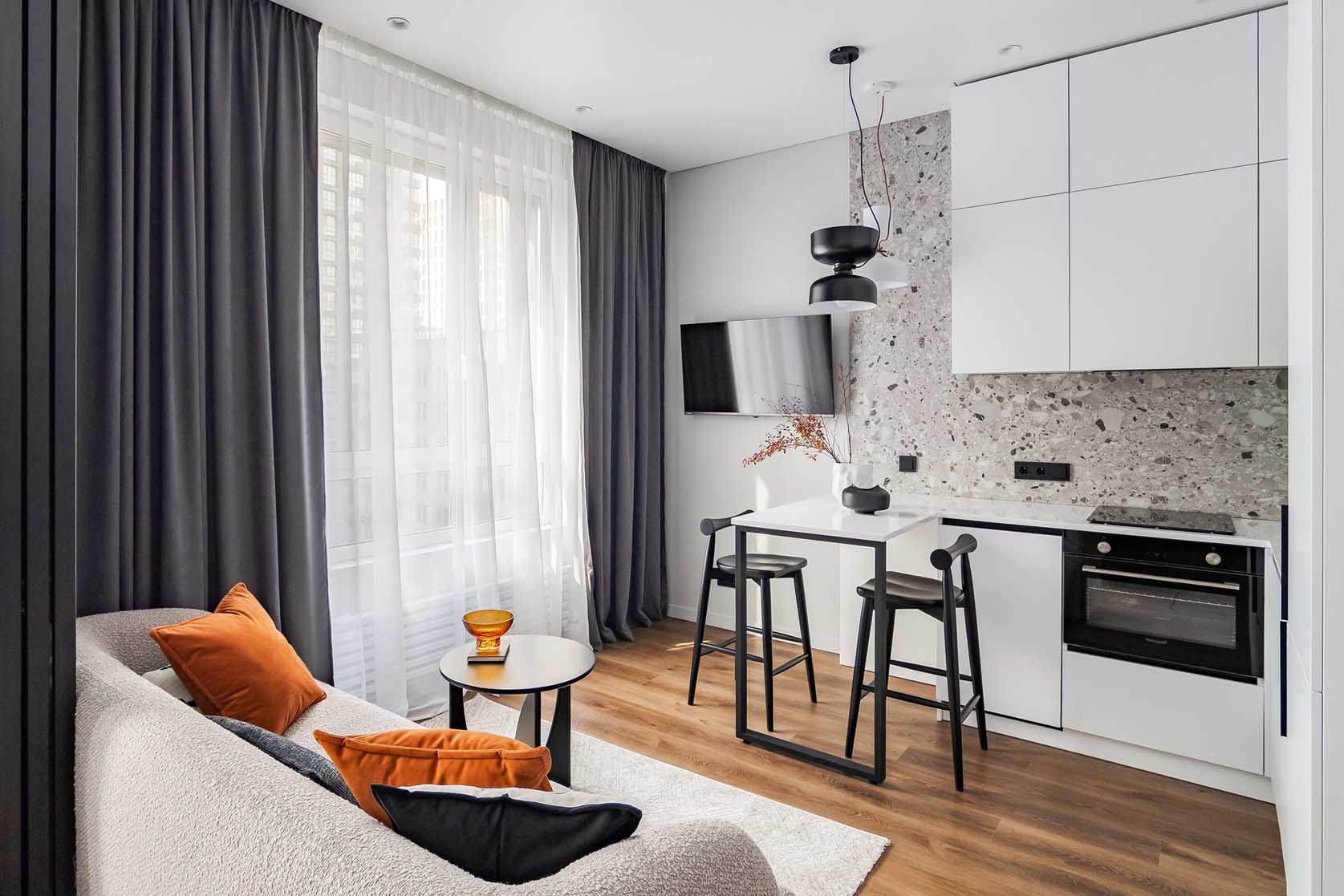 Funkcionális, világos kislakás eltolható üvegfallal