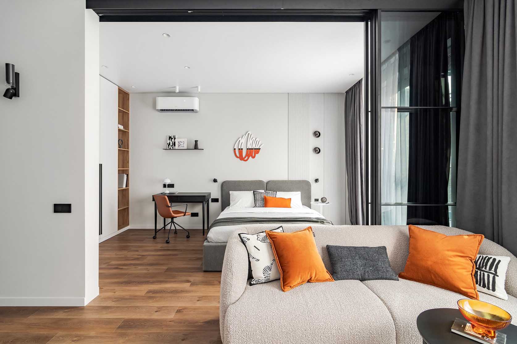 Funkcionális, világos kislakás eltolható üvegfallal