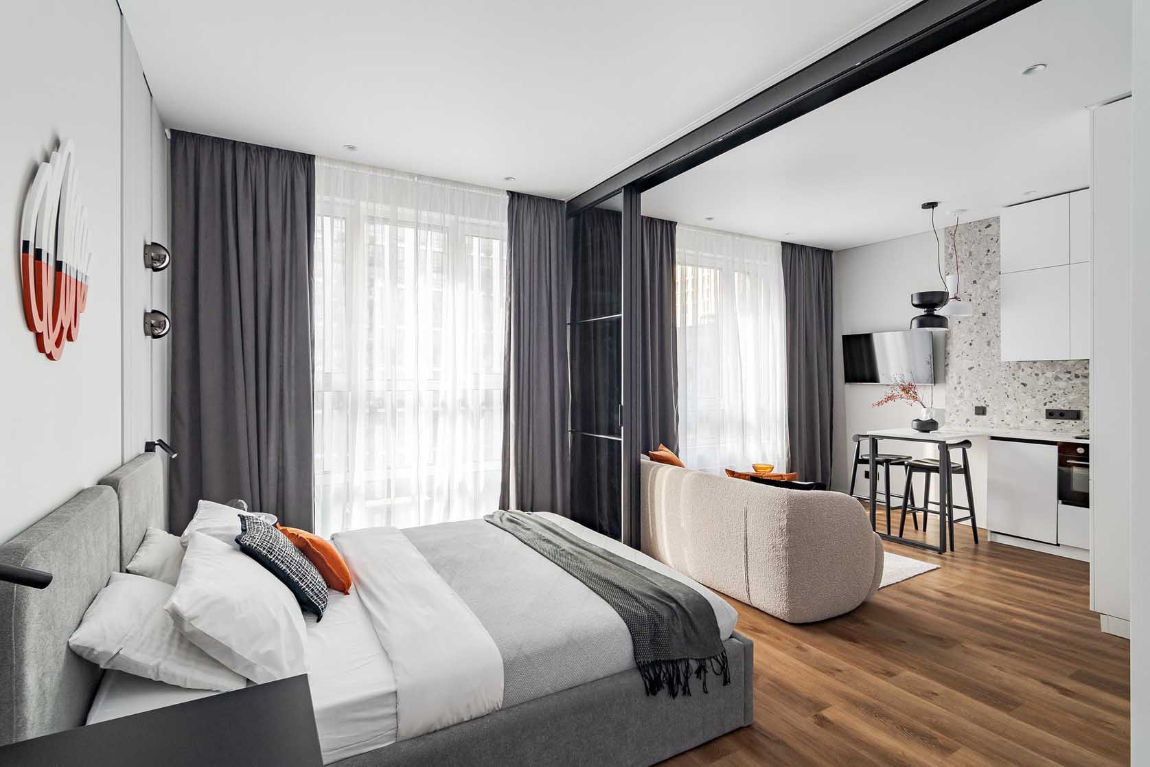 Funkcionális, világos kislakás eltolható üvegfallal