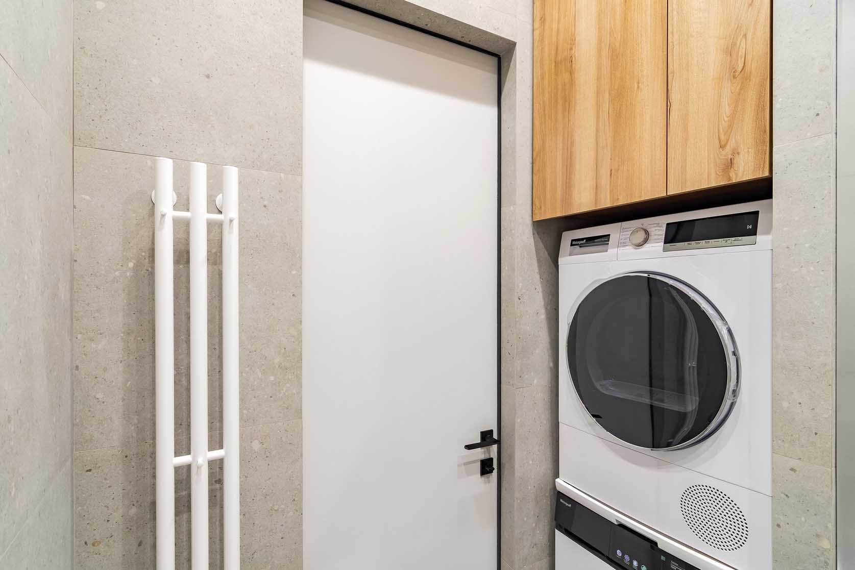 Funkcionális, világos kislakás eltolható üvegfallal