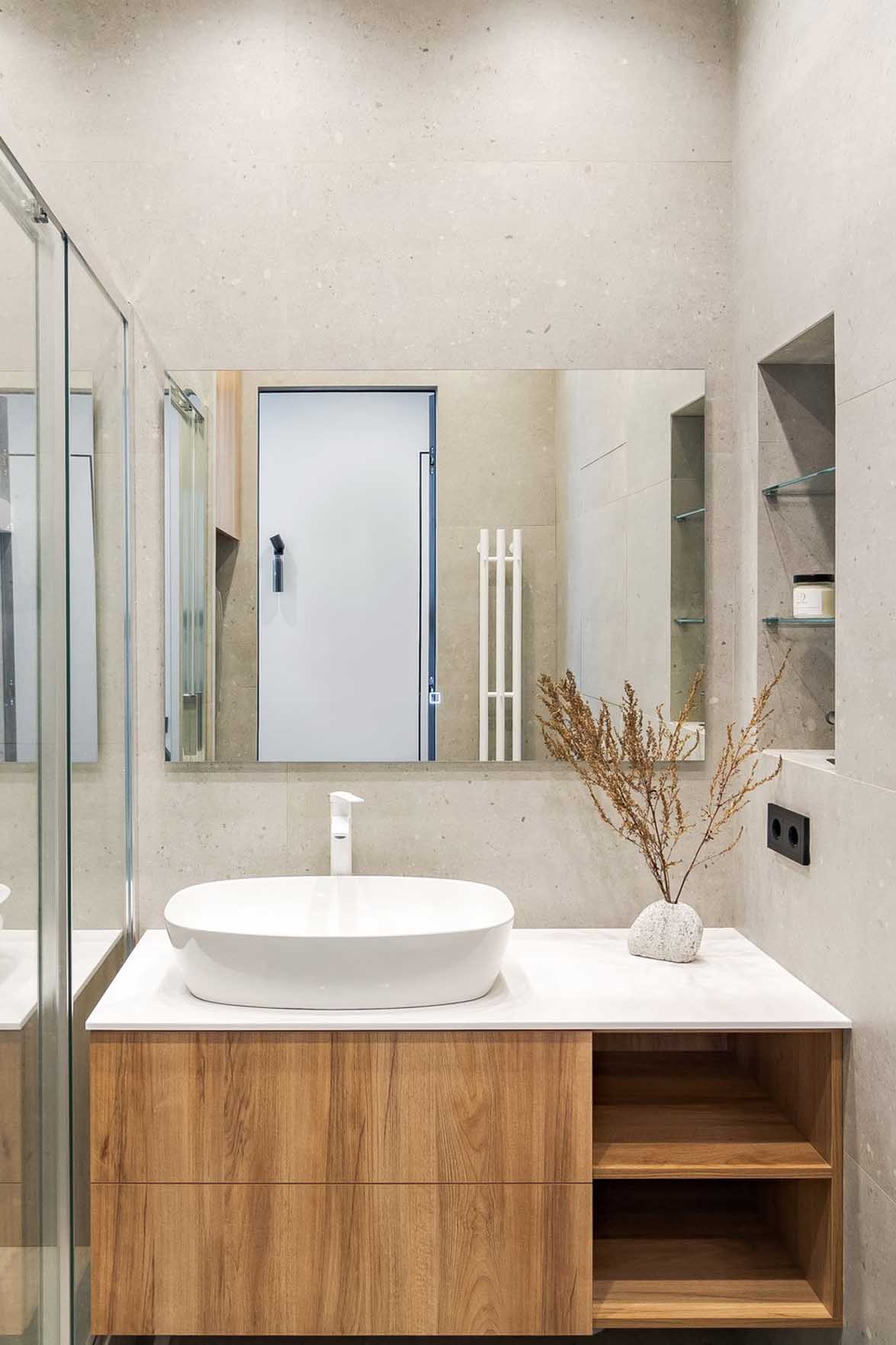 Funkcionális, világos kislakás eltolható üvegfallal