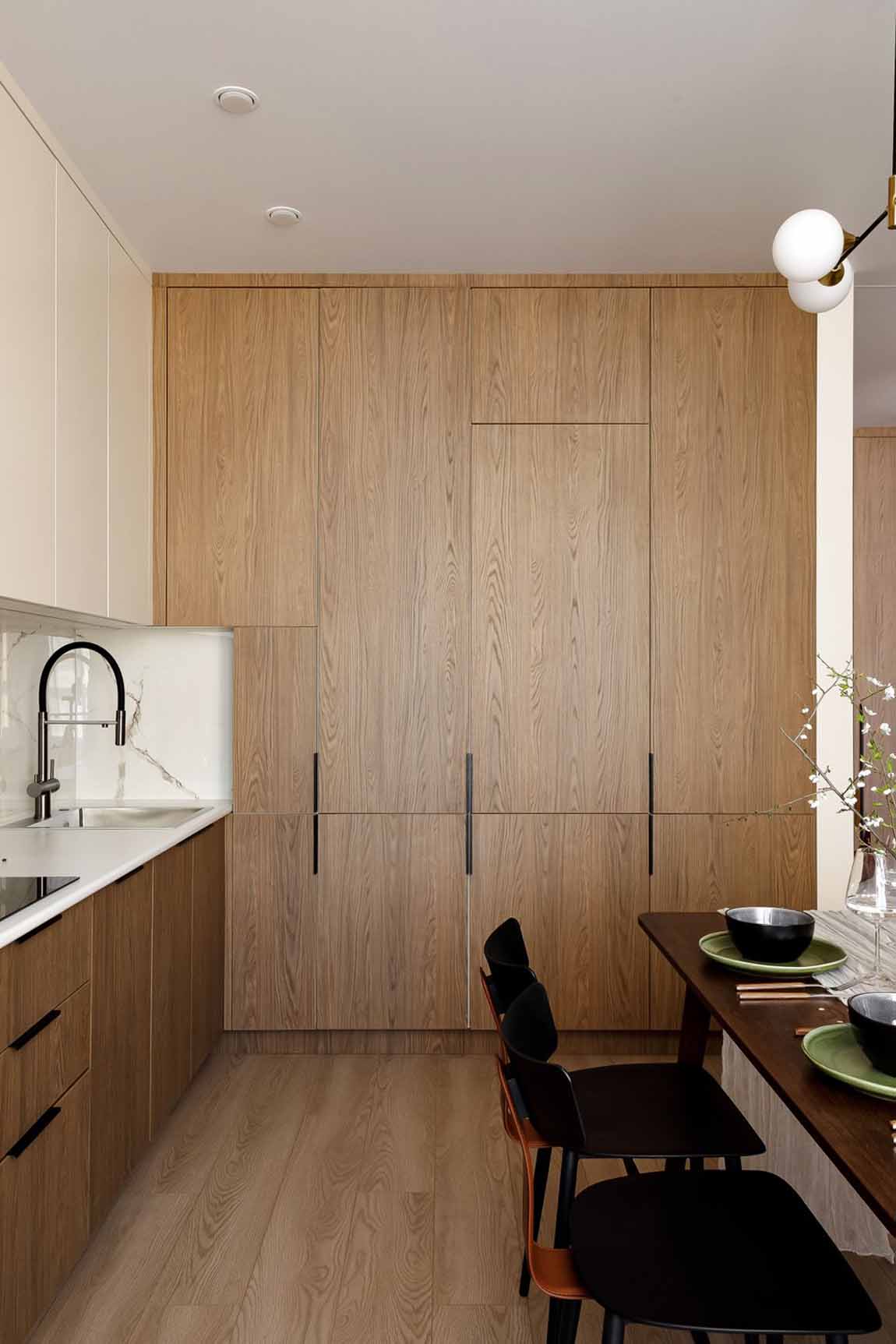 Természetes harmónia és modern világítás kétszobás lakásban Természetes harmónia és modern világítás kétszobás lakásban