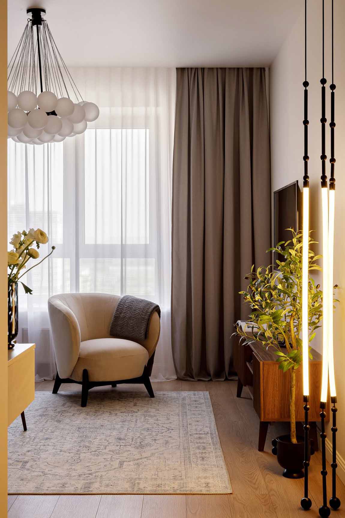 Természetes harmónia és modern világítás kétszobás lakásban