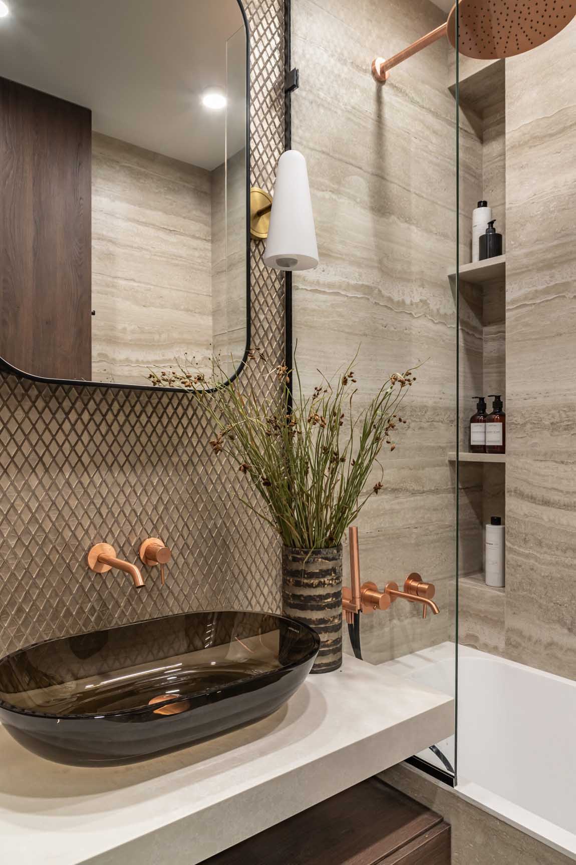 Tejes, bézs és világos földszínek fémes részletekkel 69 m2-en