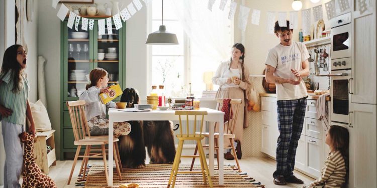 Hódít a „kényelmes káosz”: a magyarok élen járnak az ágyban étkezésben