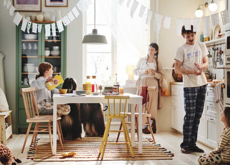 Hódít a „kényelmes káosz”: a magyarok élen járnak az ágyban étkezésben