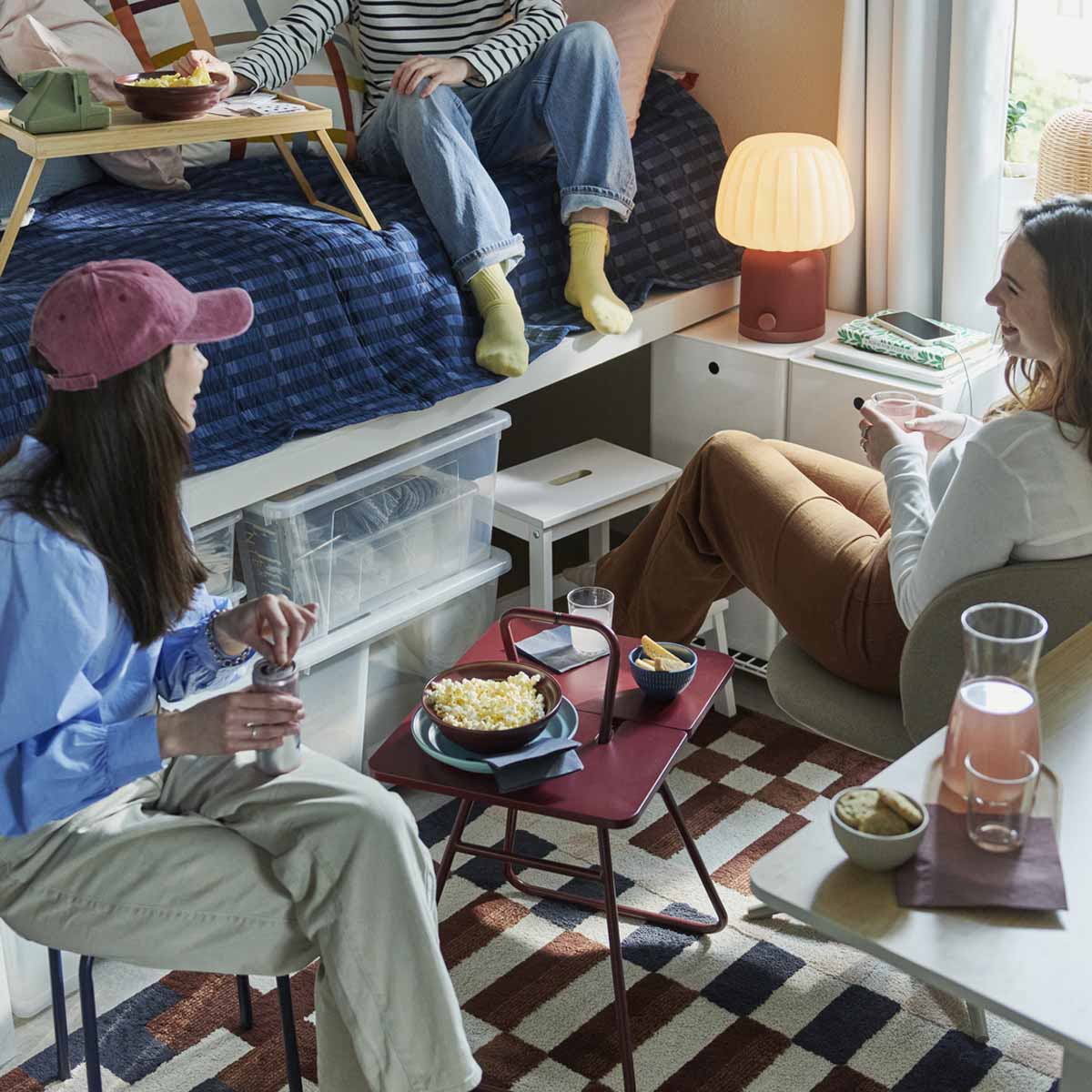 Hódít a „kényelmes káosz”: a magyarok élen járnak az ágyban étkezésben