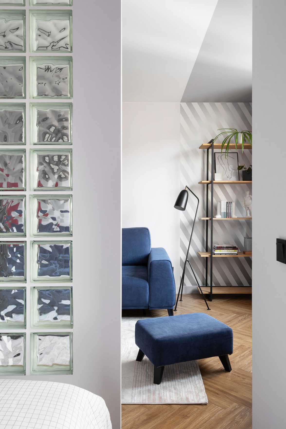 Mondrian stílus, geometrikus színfoltok, üvegtégla 37 m2-en