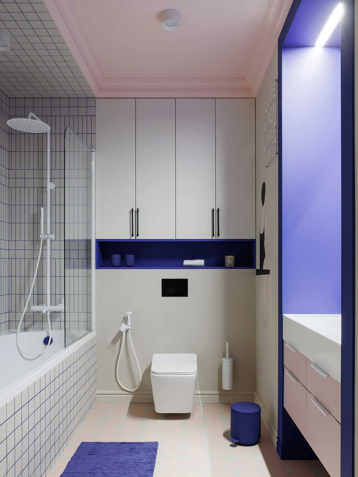 Rengeteg tárolóhely, szokatlan színpaletta és geometriai minták