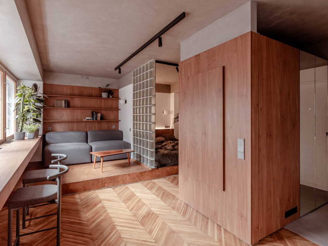 Fa, mikrocement és üvegtégla: korszakok találkozása 40 m2-en