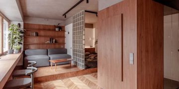 Fa, mikrocement és üvegtégla: korszakok találkozása 40 m2-en