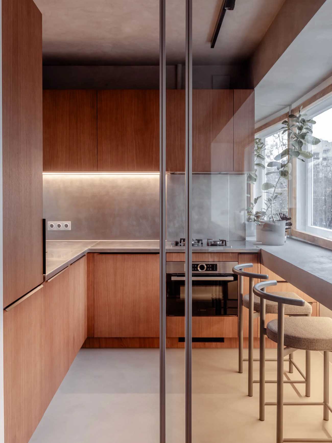 Fa, mikrocement és üvegtégla: korszakok találkozása 40 m2-en