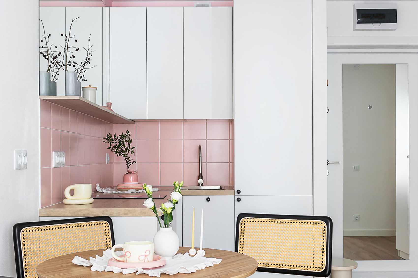 Fehér skandináv minimalizmus rózsaszín dekorációval, 32 m2 Fehér skandináv minimalizmus rózsaszín dekorációval, 32 m2