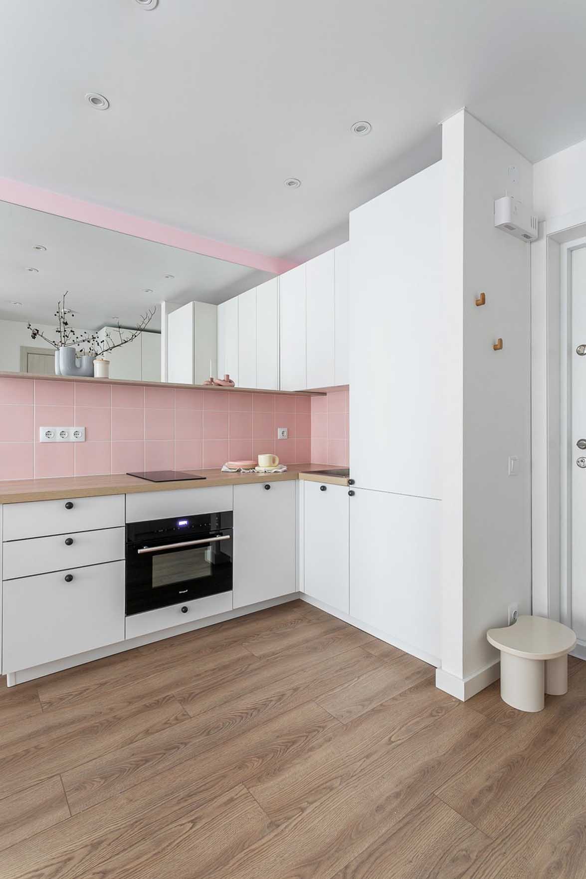 Fehér skandináv minimalizmus rózsaszín dekorációval, 32 m2 Fehér skandináv minimalizmus rózsaszín dekorációval, 32 m2