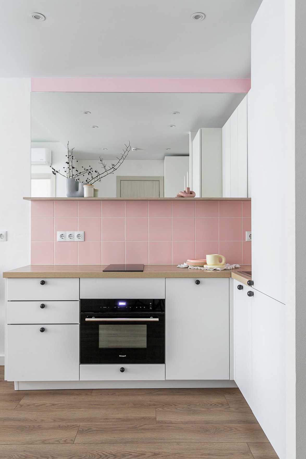 Fehér skandináv minimalizmus rózsaszín dekorációval, 32 m2 Fehér skandináv minimalizmus rózsaszín dekorációval, 32 m2