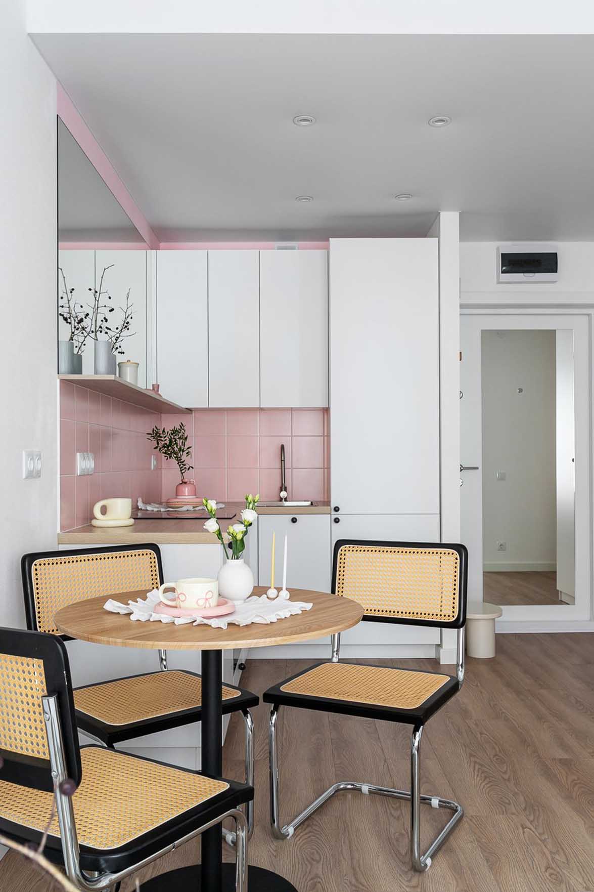 Fehér skandináv minimalizmus rózsaszín dekorációval, 32 m2 Fehér skandináv minimalizmus rózsaszín dekorációval, 32 m2