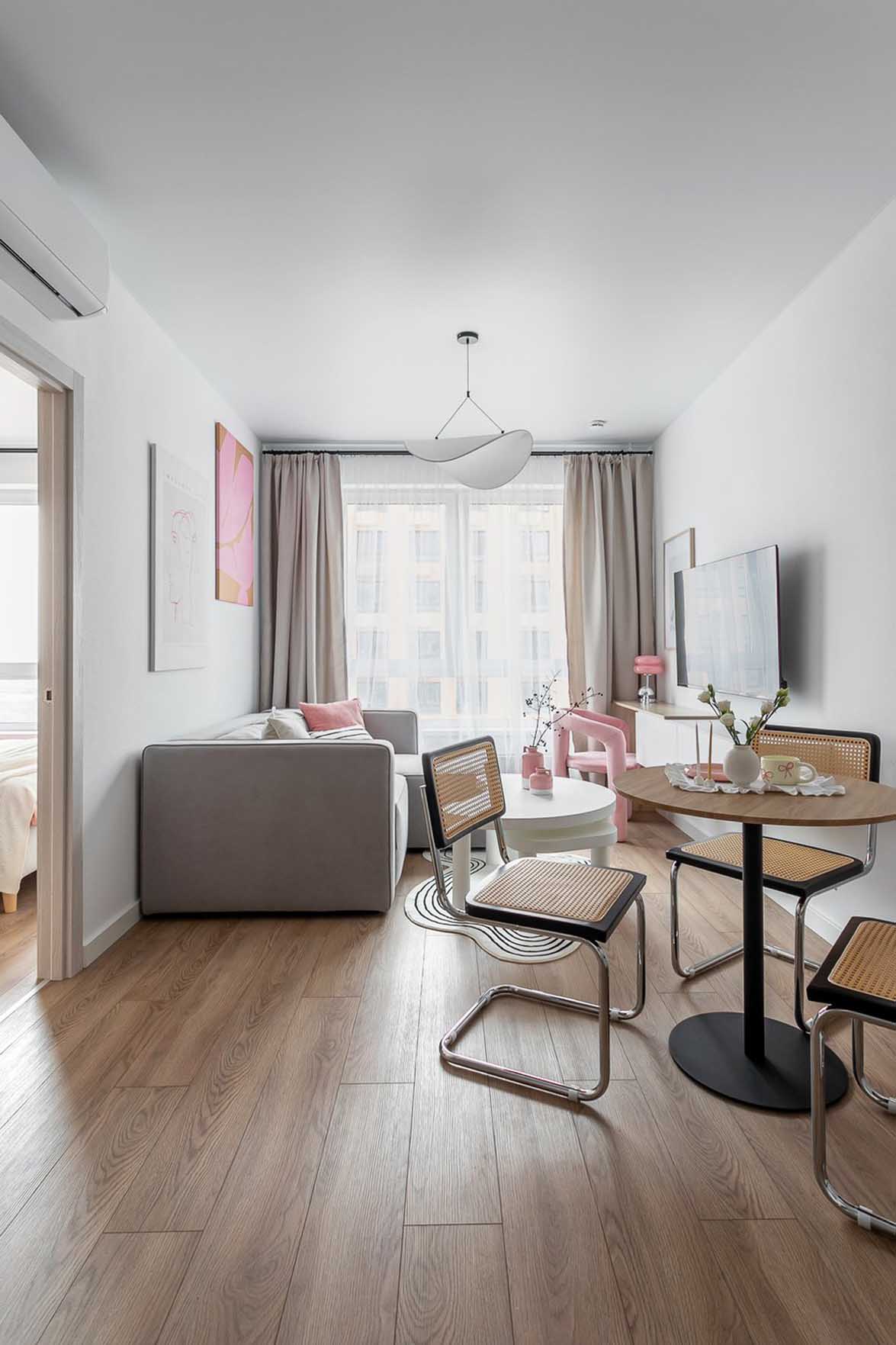 Fehér skandináv minimalizmus rózsaszín dekorációval, 32 m2 Fehér skandináv minimalizmus rózsaszín dekorációval, 32 m2