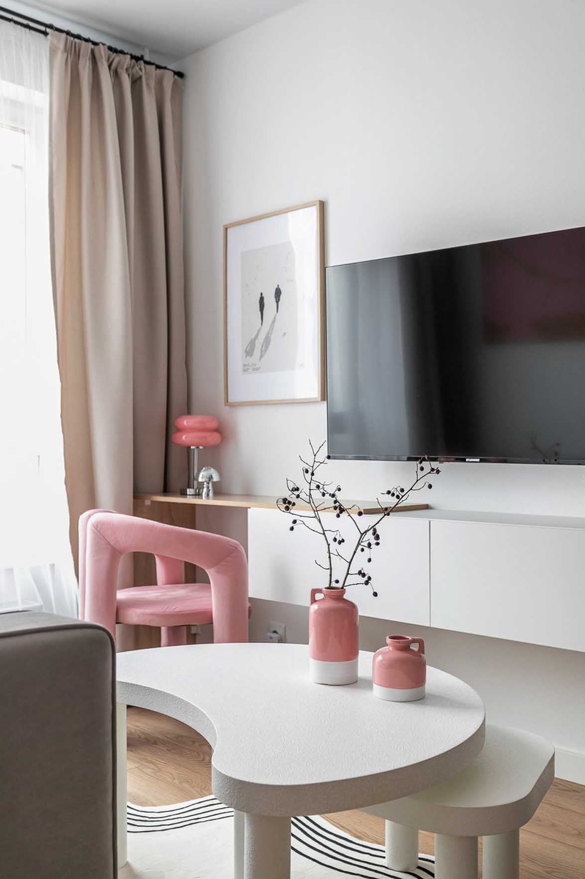 Fehér skandináv minimalizmus rózsaszín dekorációval, 32 m2