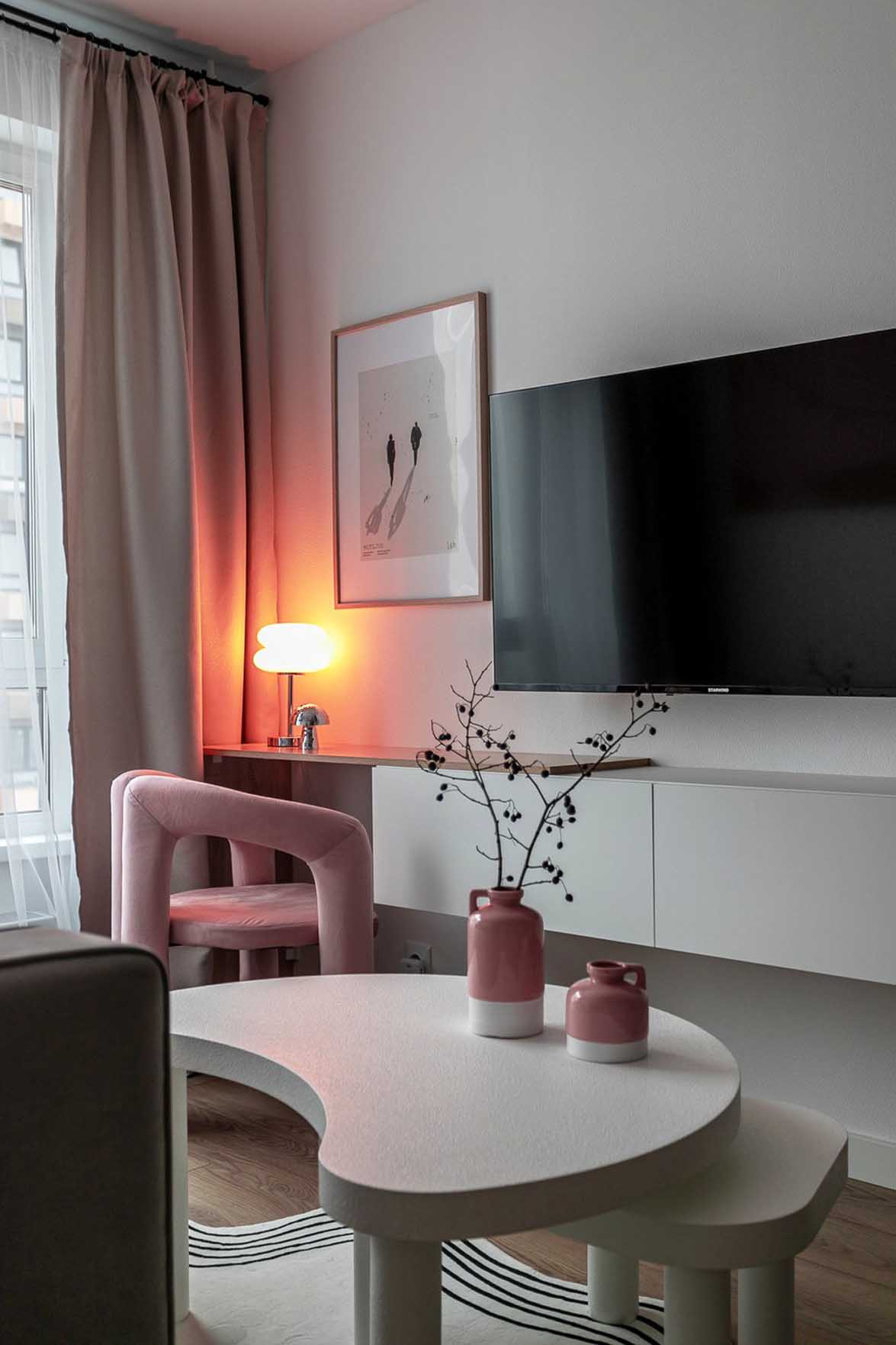 Fehér skandináv minimalizmus rózsaszín dekorációval, 32 m2 Fehér skandináv minimalizmus rózsaszín dekorációval, 32 m2