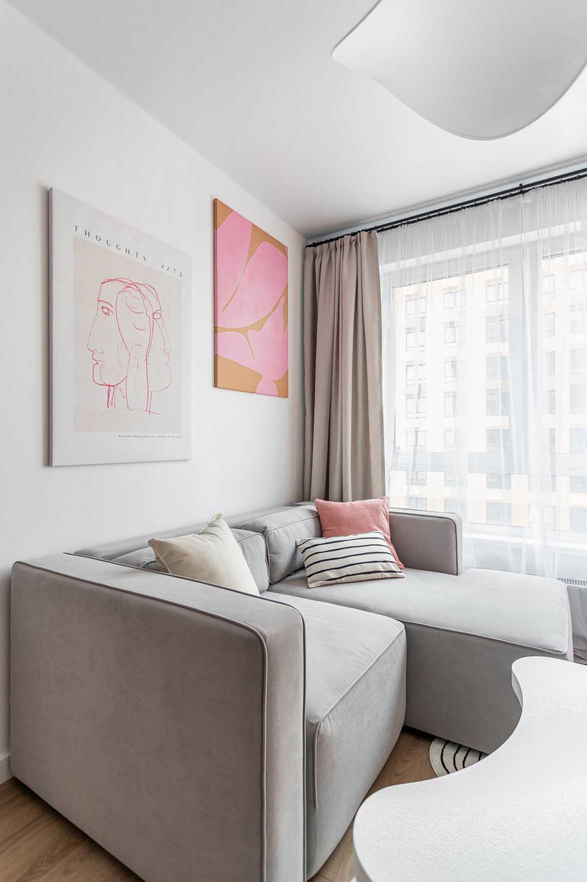 Fehér skandináv minimalizmus rózsaszín dekorációval, 32 m2 Fehér skandináv minimalizmus rózsaszín dekorációval, 32 m2