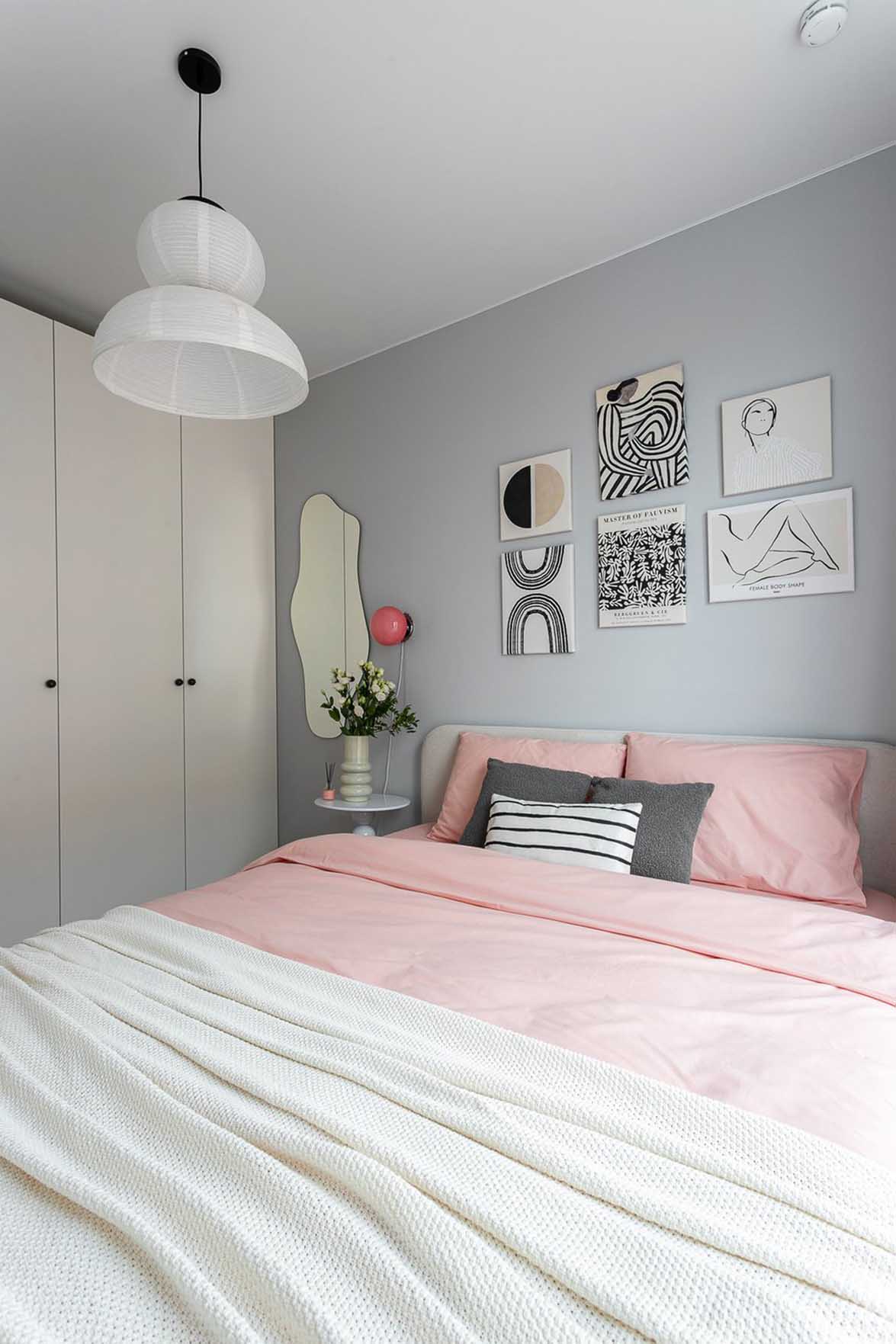 Fehér skandináv minimalizmus rózsaszín dekorációval, 32 m2 Fehér skandináv minimalizmus rózsaszín dekorációval, 32 m2