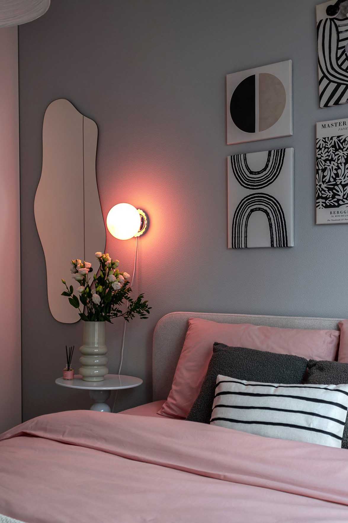 Fehér skandináv minimalizmus rózsaszín dekorációval, 32 m2 Fehér skandináv minimalizmus rózsaszín dekorációval, 32 m2