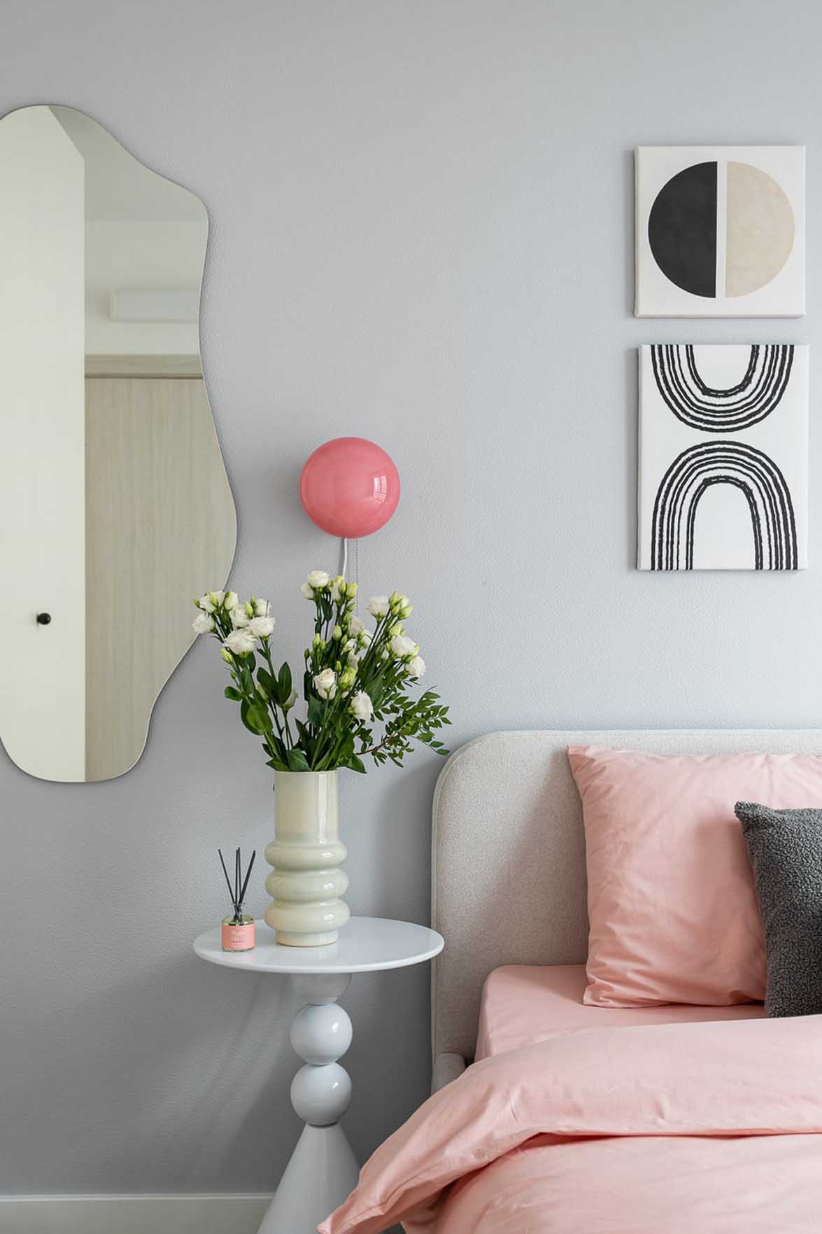 Fehér skandináv minimalizmus rózsaszín dekorációval, 32 m2 Fehér skandináv minimalizmus rózsaszín dekorációval, 32 m2