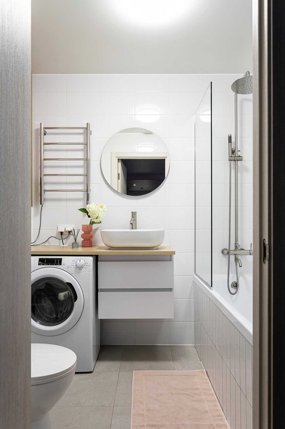 Fehér skandináv minimalizmus rózsaszín dekorációval, 32 m2 Fehér skandináv minimalizmus rózsaszín dekorációval, 32 m2