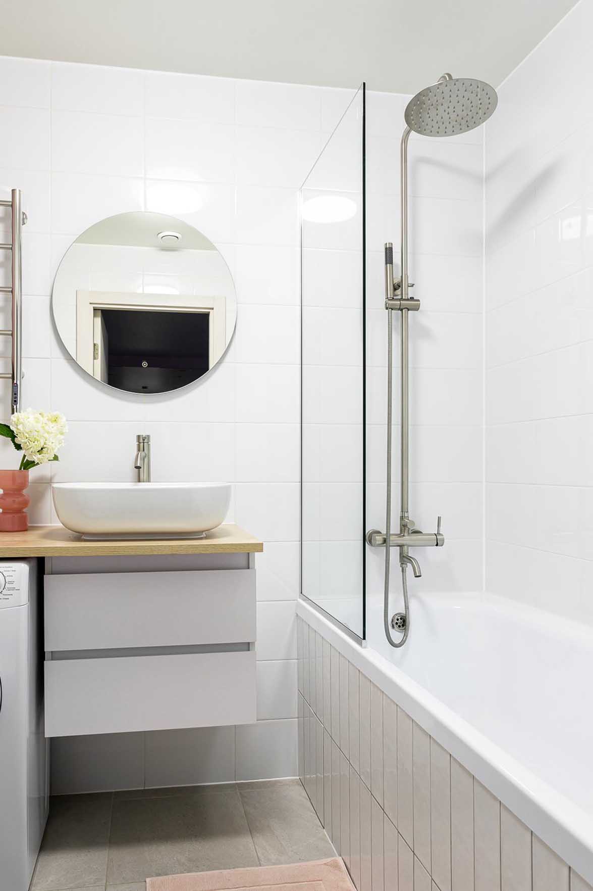 Fehér skandináv minimalizmus rózsaszín dekorációval, 32 m2 Fehér skandináv minimalizmus rózsaszín dekorációval, 32 m2