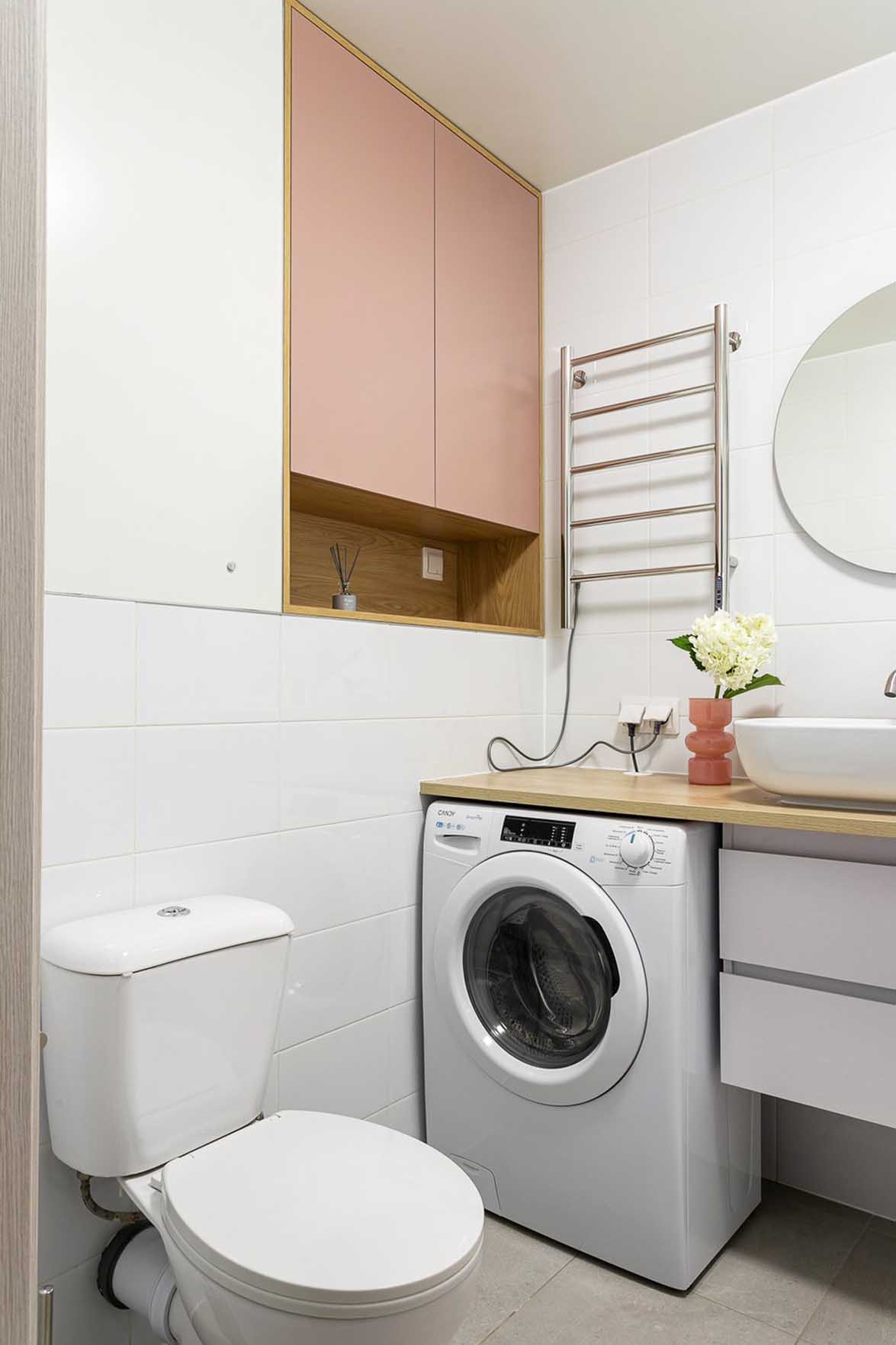 Fehér skandináv minimalizmus rózsaszín dekorációval, 32 m2 Fehér skandináv minimalizmus rózsaszín dekorációval, 32 m2