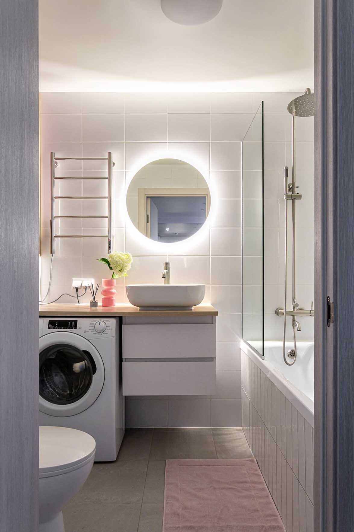 Fehér skandináv minimalizmus rózsaszín dekorációval, 32 m2 Fehér skandináv minimalizmus rózsaszín dekorációval, 32 m2