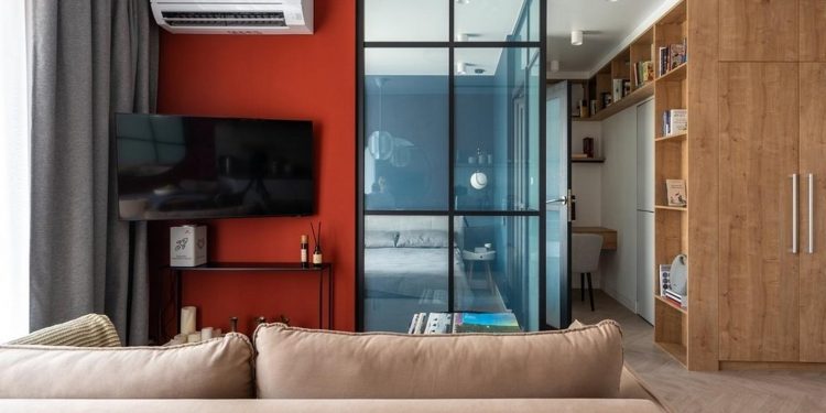 Fiatalos, funkcionális és kényelmes otthon 32 m2-en: élénk színek, üvegfal