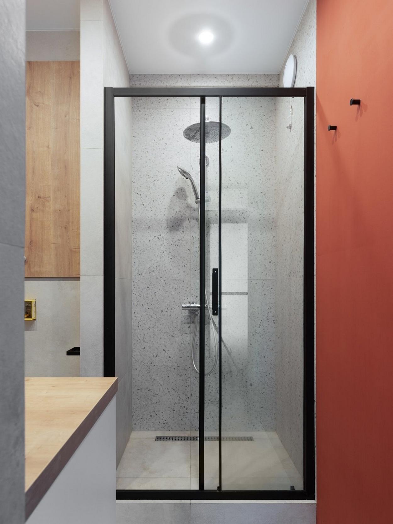 Fiatalos, funkcionális és kényelmes otthon 32 m2-en: élénk színek, üvegfal