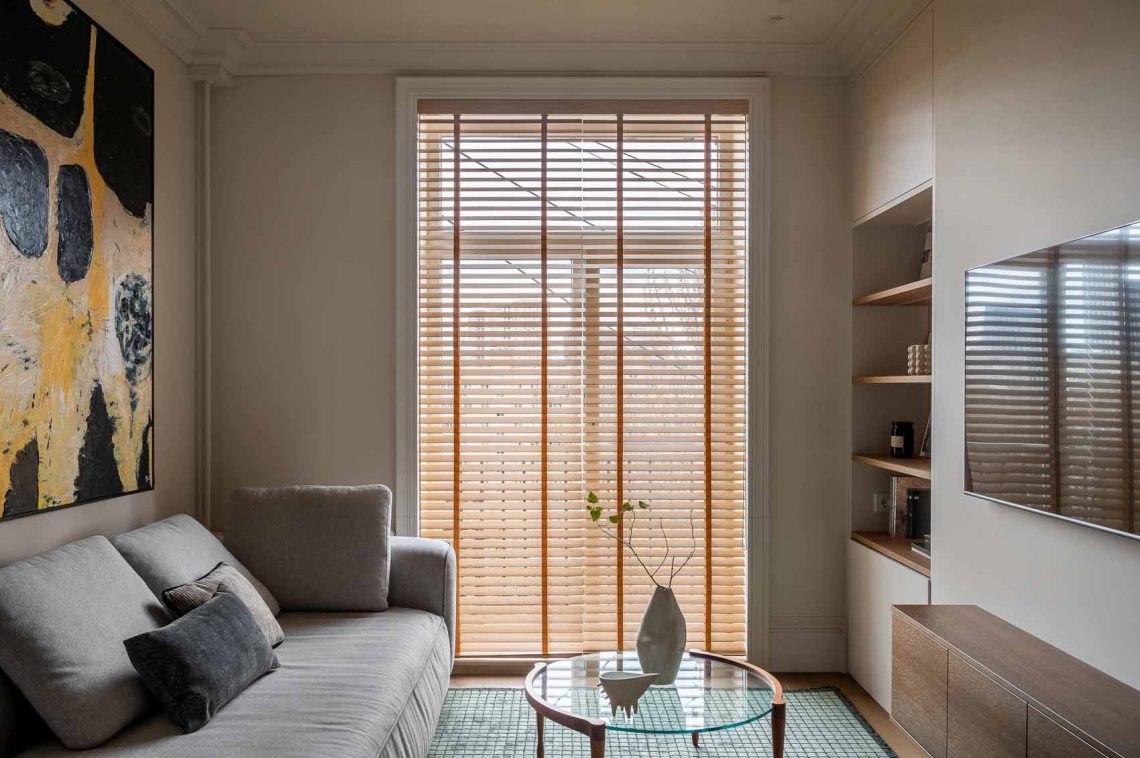 Lágy, természetes árnyalatok: homokszín, krém és a fehér 48 m2-en