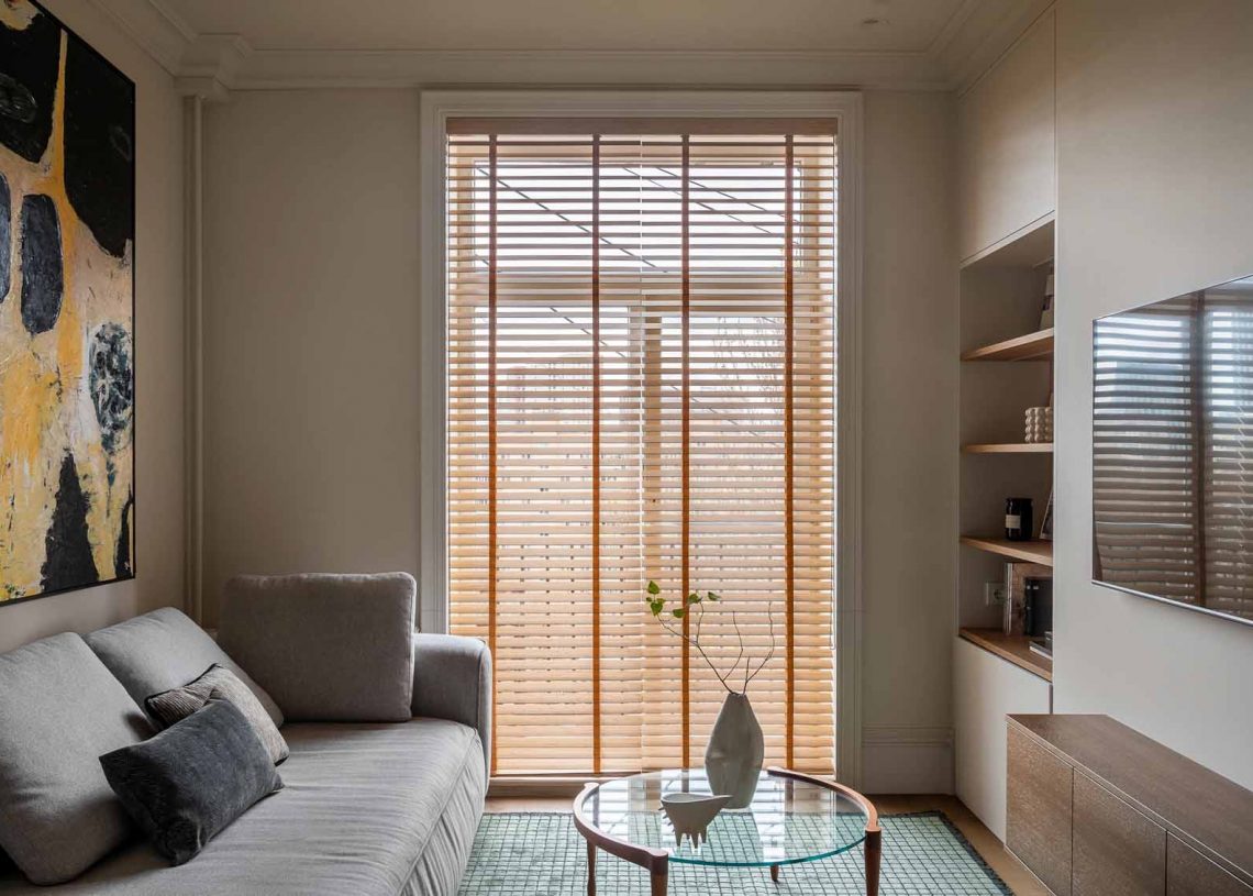 Lágy, természetes árnyalatok: homokszín, krém és a fehér 48 m2-en