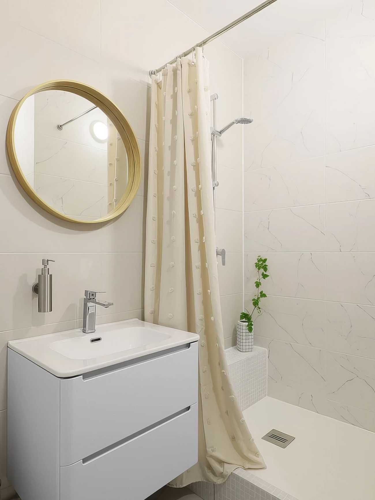 Kis garzonlakás, karakteres bézs enteriőr 24 m2-en