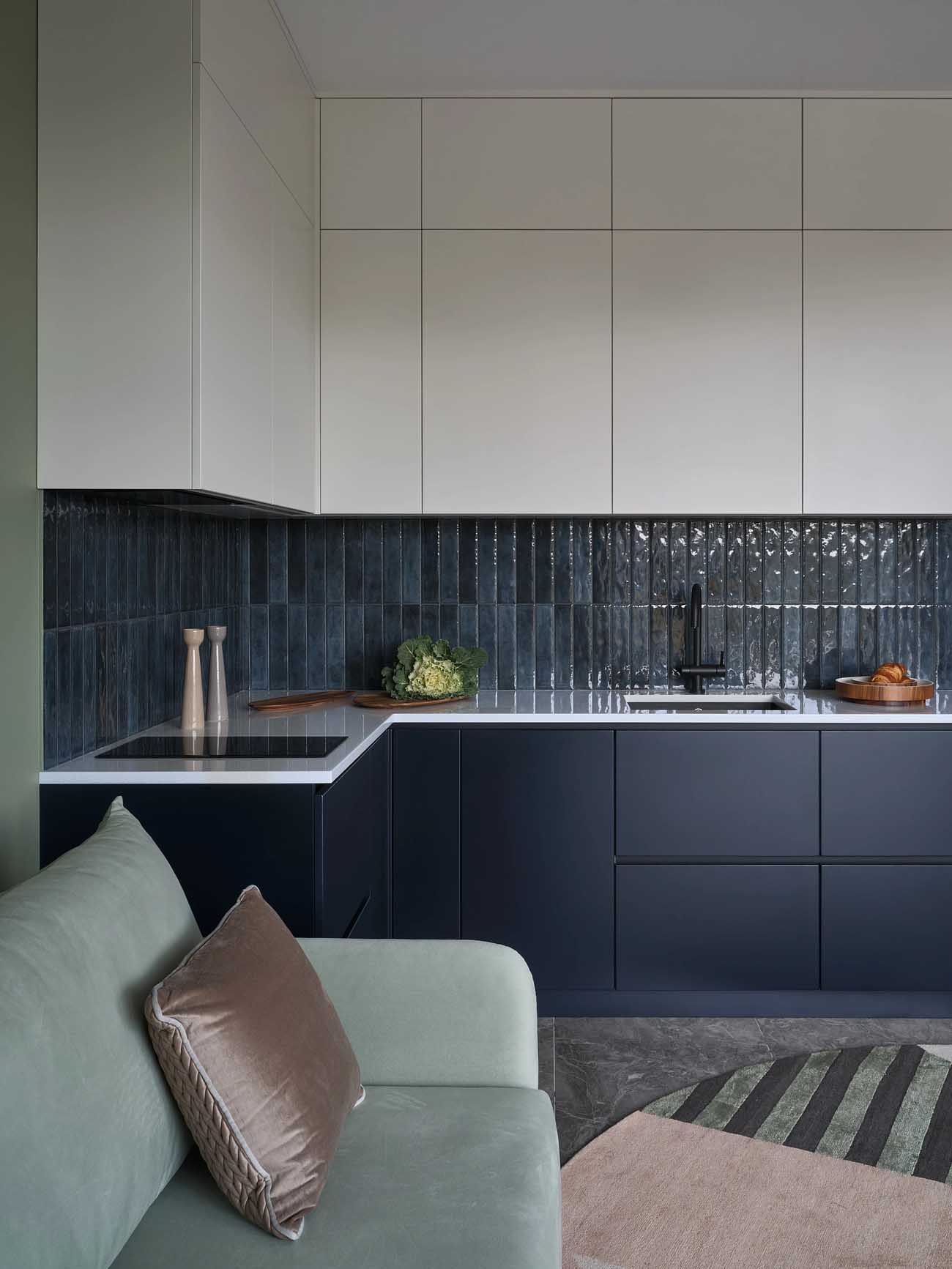 Kislakás zsályazöld kék és terrakotta színekkel Kislakás zsályazöld kék és terrakotta színekkel