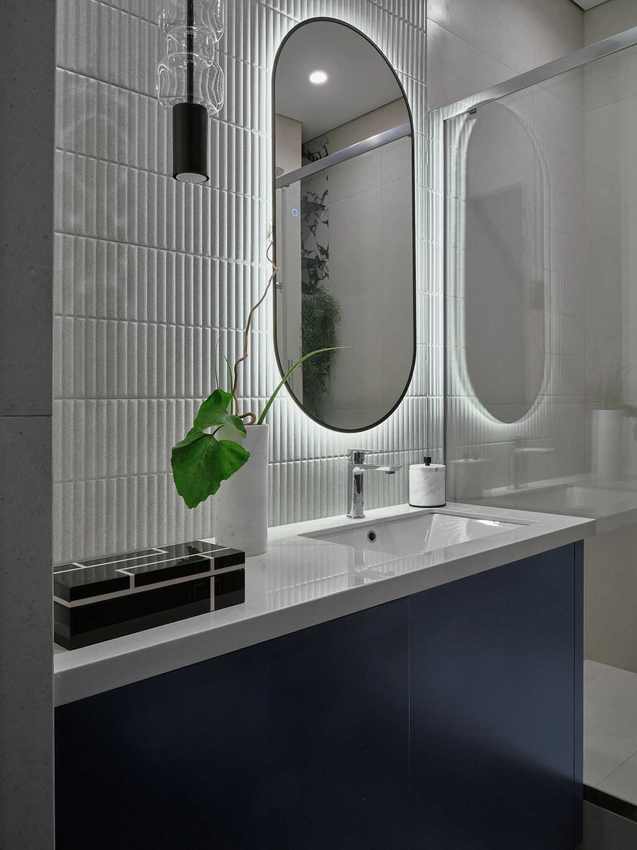 Kislakás zsályazöld kék és terrakotta színekkel