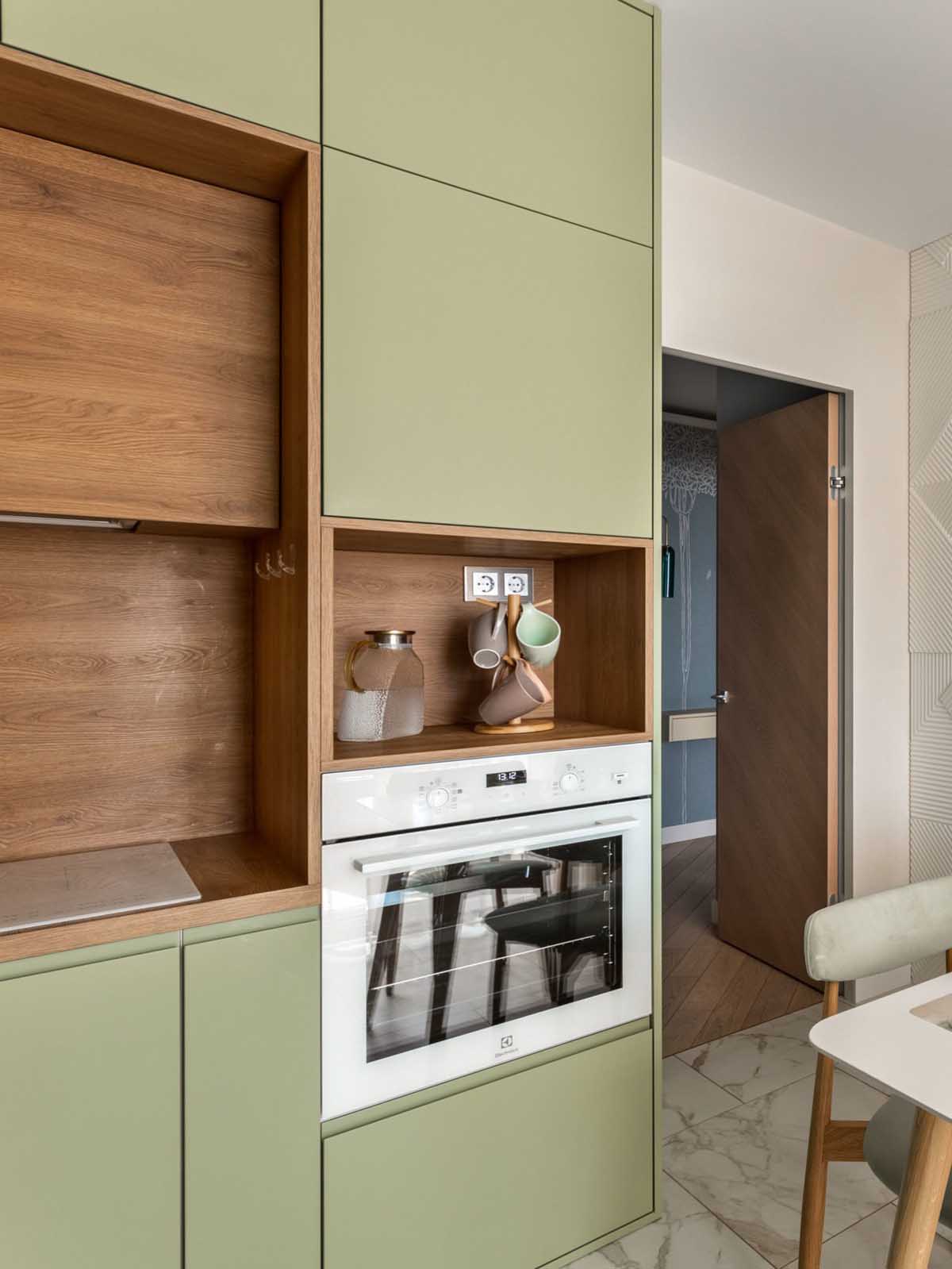 Konyha bőséges tárolóhellyel, nyugodt színpalettával, falpanelekkel