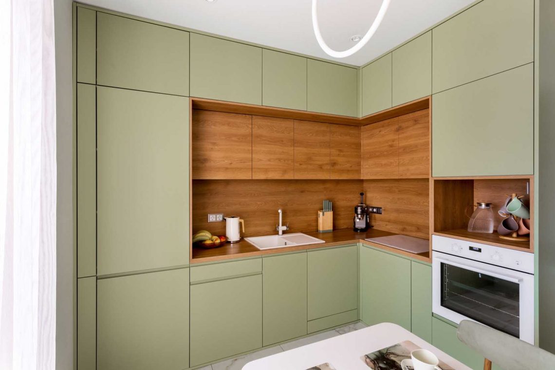 Konyha bőséges tárolóhellyel, nyugodt színpalettával, falpanelekkel