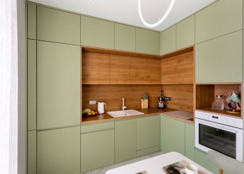 Konyha bőséges tárolóhellyel, nyugodt színpalettával, falpanelekkel