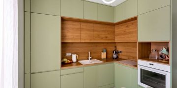 Konyha bőséges tárolóhellyel, nyugodt színpalettával, falpanelekkel