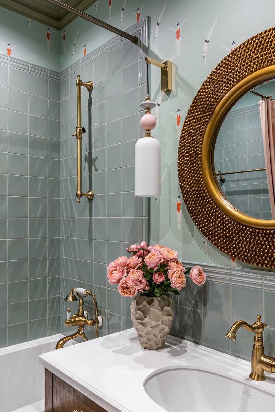 Fürdőszoba design: meleg színek, természetes anyagok, tapéta