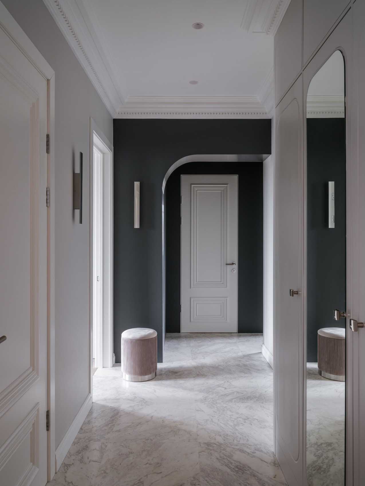 Fém elemek és klasszikus részletek, konyhasziget, modern bútorok Fém elemek és klasszikus részletek, konyhasziget, modern bútorok