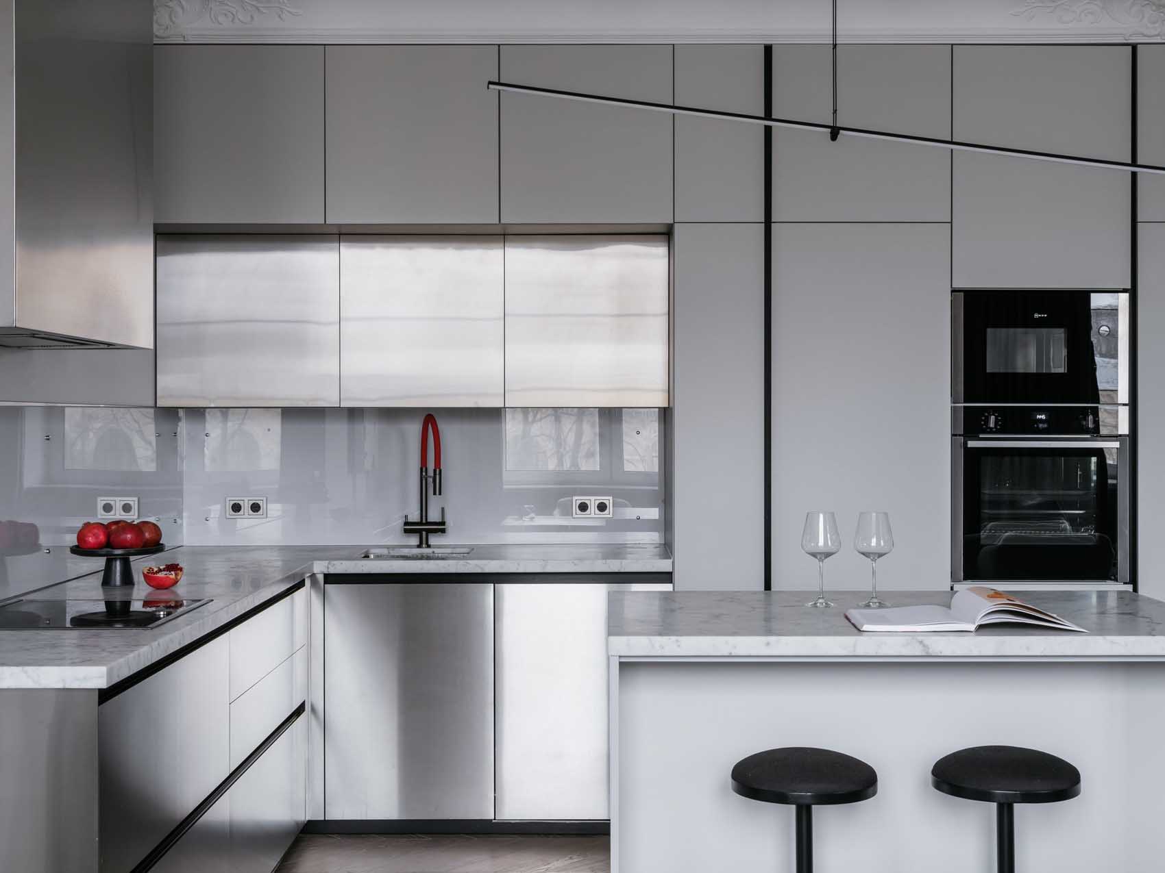 Fém elemek és klasszikus részletek, konyhasziget, modern bútorok Fém elemek és klasszikus részletek, konyhasziget, modern bútorok