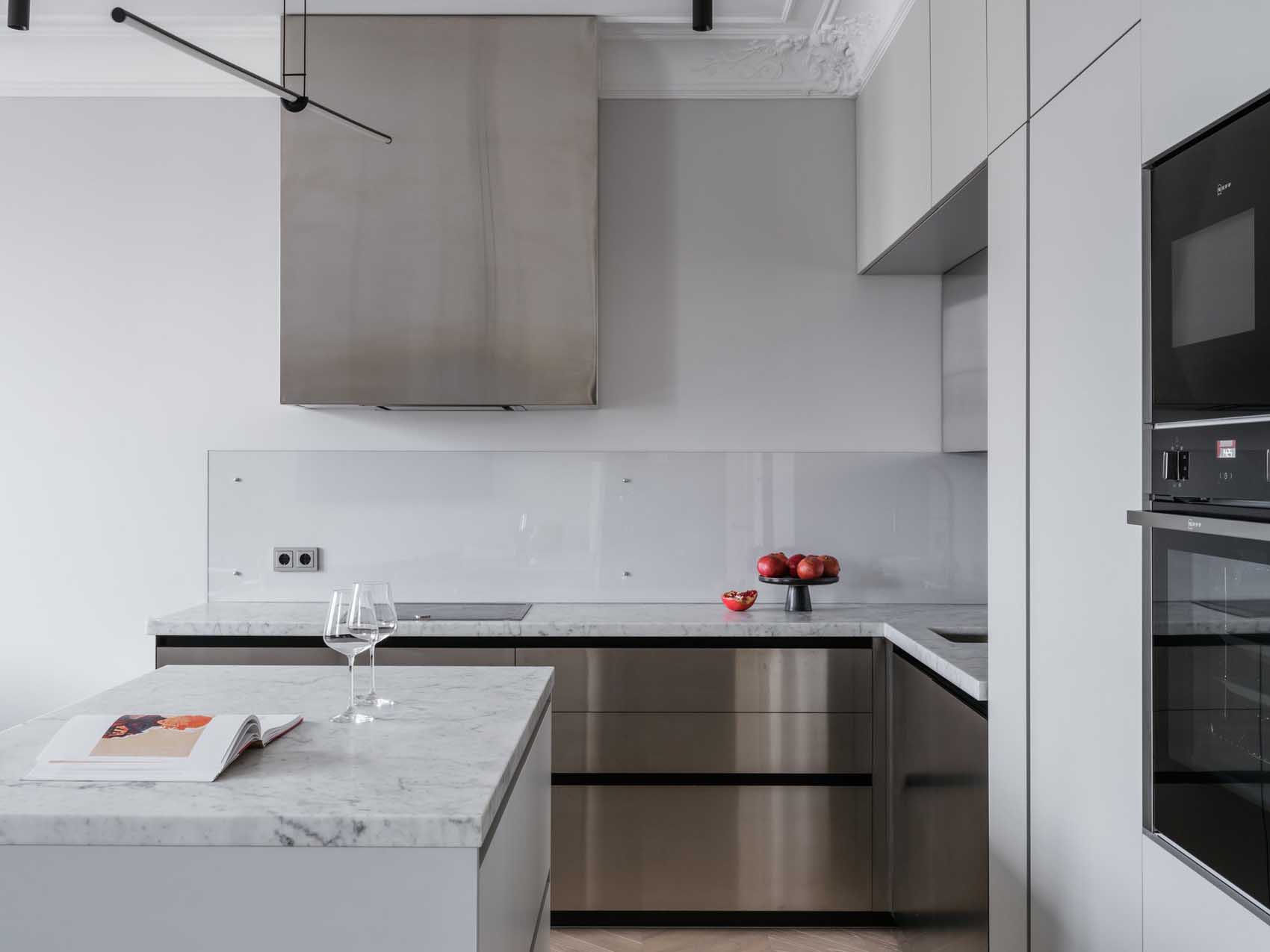 Fém elemek és klasszikus részletek, konyhasziget, modern bútorok Fém elemek és klasszikus részletek, konyhasziget, modern bútorok