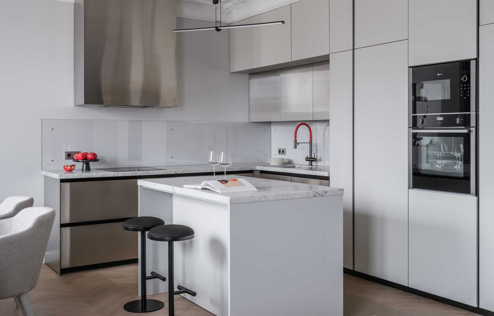 Fém elemek és klasszikus részletek, konyhasziget, modern bútorok Fém elemek és klasszikus részletek, konyhasziget, modern bútorok