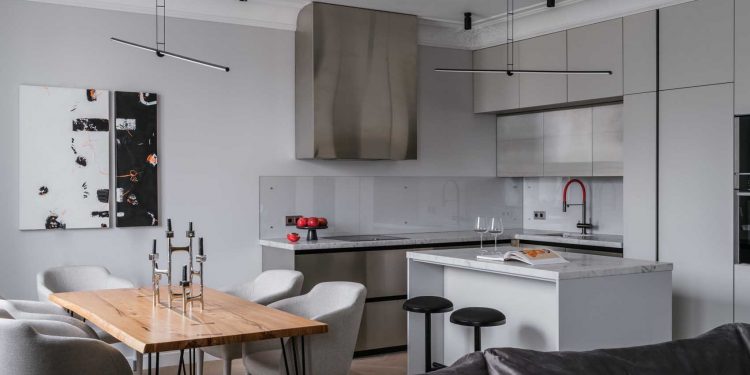 Fém elemek és klasszikus részletek, konyhasziget, modern bútorok