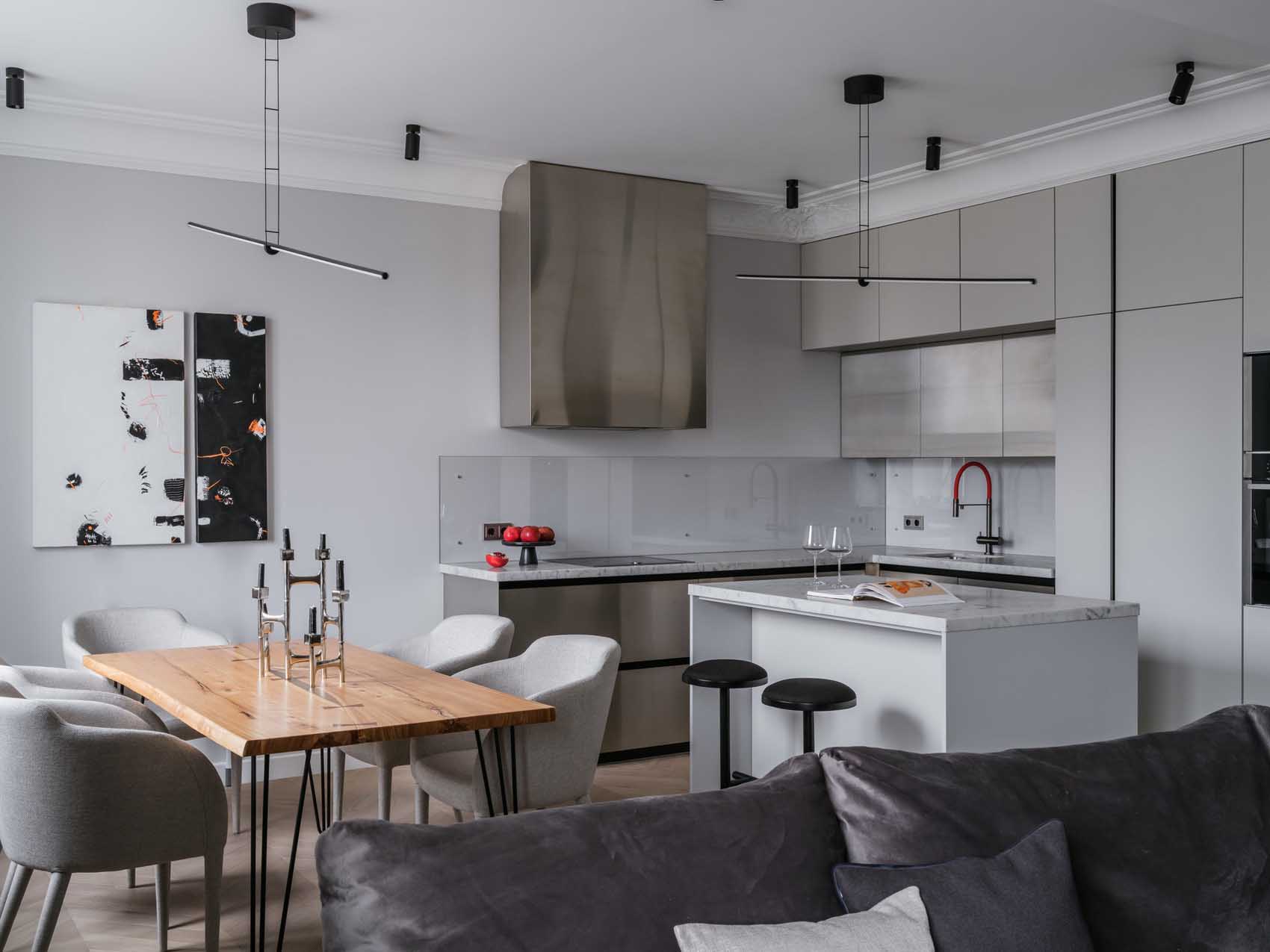 Fém elemek és klasszikus részletek, konyhasziget, modern bútorok Fém elemek és klasszikus részletek, konyhasziget, modern bútorok